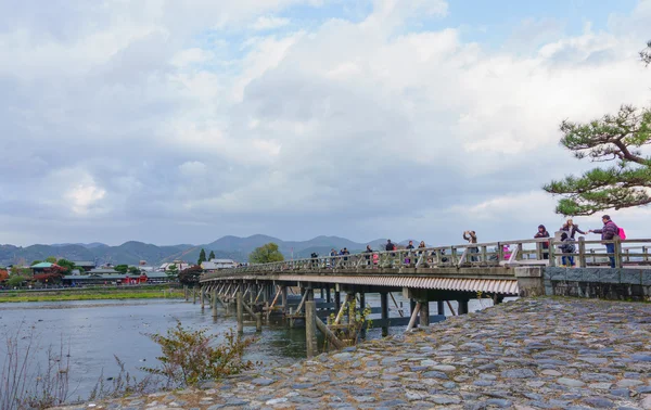 Kjóto, Japonsko - 3 prosince 2015: Katsura řeka a Togetsukyo most v Arashiyama, Kyoto, Japonsko — Stock fotografie