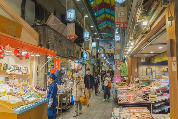 Kyoto, Japan - 2 December 2015: Människor shopping på Nishiki ichiba marknaden. Nishiki ichiba marknaden är en berömd marknad i Kyoto, Japan — Stockfoto