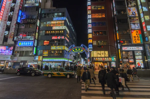 1 月 25 日、東京都新宿区の歌舞伎町地区 2016:Kabukicho 入り口です。新宿は東京の中心部で最も忙しい地域の一つ. — ストック写真