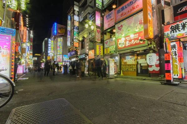 日本东京-2016 年 1 月 25 日︰ 街景视图的夜晚歌舞伎町区。歌舞伎町是娱乐和红灯区 — 图库照片