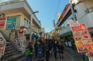 Tokyo, Japonya - 26 Ocak 2016: Kalabalıklar Harajuku Takeshita sokakta yol gösterecek. Tokyo, Japonya