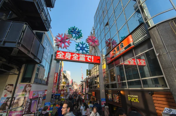 日本东京-2016 年 1 月 26 日︰ 在原宿竹下街，Japan.Takeshita 街是著名的时尚购物街在原宿站旁边 — 图库照片