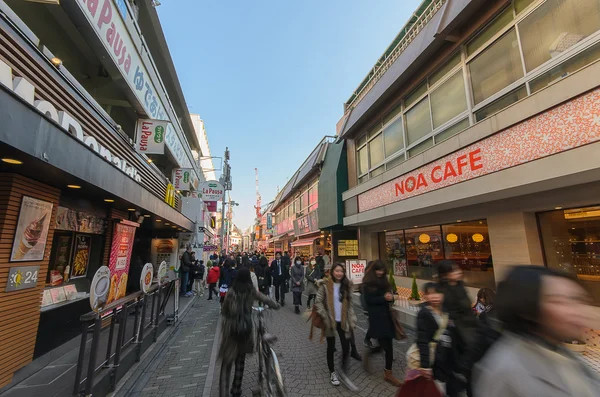 Tokyo, japan - 26. januar 2016: Menschenmassen laufen durch die takeshita straße im harajuku. Tokyo, Japan — Stockfoto