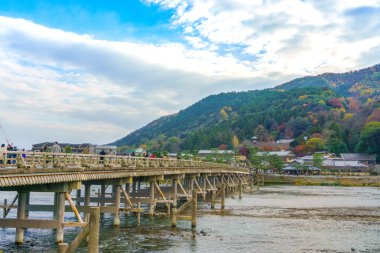 Kyoto, Japonya - 3 Aralık 2015: Katsura Nehri ve Togetsukyo Köprüsü'Arashiyama, Kyoto, Japonya