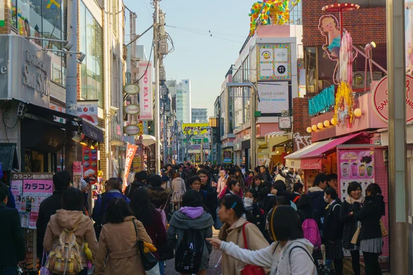 日本东京-2016 年 1 月 26 日︰ 在原宿竹下街，Japan.Takeshita 街是著名的时尚购物街在原宿站旁边 — 图库照片