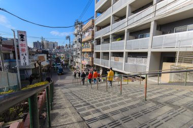 Tokyo, Japonya - 27 Ocak 2016: Yuyake dandan.it yamaç yolun merdivenlerden ve başkanı Yanaka-Ginza street.view merdivenlerde popüler olmasıdır. Biz Yanaka-Ginza Caddesi ve güzel gün batımı görebilirsiniz