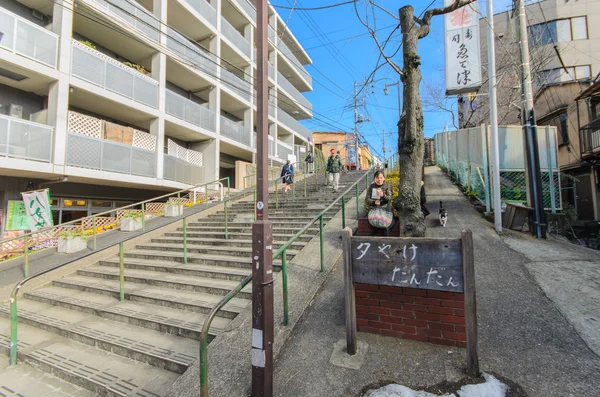 东京，日本-2016 年 1 月 27 日︰ Yuyake dandan.it 是矢中银座 street.view 从楼梯顶上的边坡道路上楼梯很受欢迎。我们可以看到屋中银座街和美丽的日落 — 图库照片