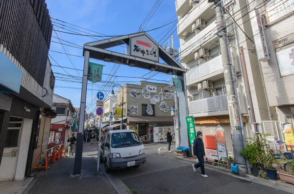 Токио, Япония - 27 января 2016 года: Янака Гинза вход gate.Yanaka Ginza является торговая улица, которая лучше всего представляет собой шитамати вкус района Янака — стоковое фото