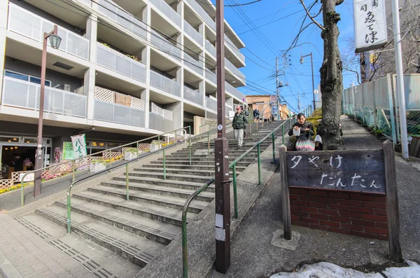 Токио, Япония - 27 января 2016: Yuyake dandan.it является лестница на склоне дороги к улице Янака-Гинза. Вид с головы лестницы является популярным. Мы можем увидеть улицу Янака-Гинза и красивый закат — стоковое фото