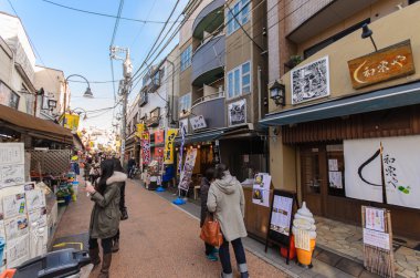 Tokyo, Japonya - 27 Ocak 2016: shitamachi lezzet Yanaka bölgesinin en iyi temsil eden Yanaka Ginza.a alışveriş caddesi