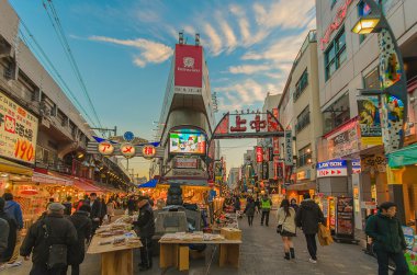 Tokyo, Japonya - 27 Ocak 2016: Ameyoko Pazar akşamları. Yoğun Pazar cadde boyunca Ueno istasyonları yakınındaki Yamanote Ameyoko olduğunu