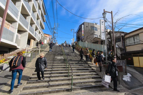 Tokyo, Japonsko - 27 ledna 2016: Yuyake dandan.it je, že schody na svahu silnice do Yanaka-Ginza street.view od hlavy po schodech je populární. Vidíme, Yanaka-Ginza street a krásný západ slunce — Stock fotografie