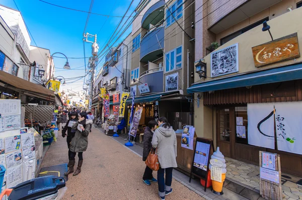Tokyo, Japonsko - 27 ledna 2016: Yanaka Ginza.a nákupní ulice, která nejlépe vystihuje chuť shitamachi v okrese Yanaka — Stock fotografie