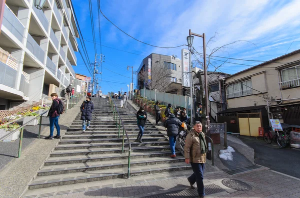 Tokyo, Japonsko - 27 ledna 2016: Yuyake dandan.it je, že schody na svahu silnice do Yanaka-Ginza street.view od hlavy po schodech je populární. Vidíme, Yanaka-Ginza street a krásný západ slunce — Stock fotografie