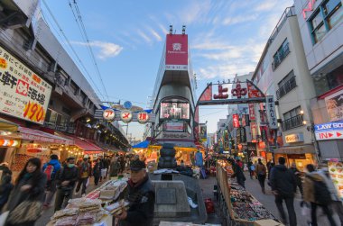 Tokyo, Japonya - 27 Ocak 2016: Ameyoko Pazar akşamları. Yoğun Pazar cadde boyunca Ueno istasyonları yakınındaki Yamanote Ameyoko olduğunu