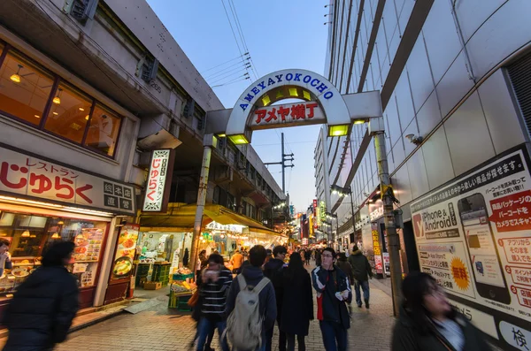 Tokyo, Japon - 27 janvier 2016 : Ameyoko Shopping Street à Tokyo, Japon.Ameyoko est une rue commerçante animée le long de la Yamanote près des gares d'Ueno. . — Photo