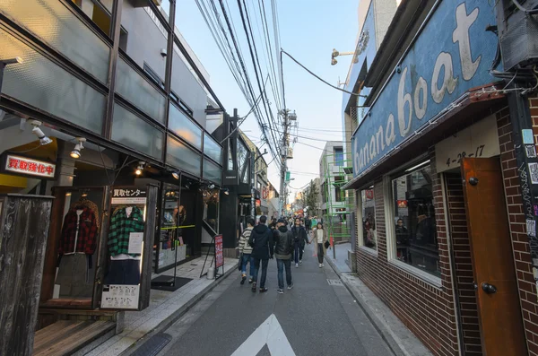 Tokyo, Giappone - 26 gennaio 2016: via Ura-Harajuku la sera. La via Harajuku, che è la principale via dello shopping per i giovani — Foto Stock