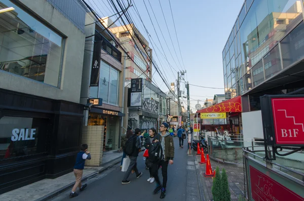 Tokyo, Japonsko - 26 ledna 2016: Ura-Harajuku ulice v evening.the Harajuku back street, což je hlavní nákupní ulice pro mladé lidi — Stock fotografie