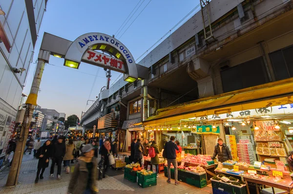 Tokyo, Giappone - 27 gennaio 2016: Ameyoko Shopping Street a Tokio, Giappone Ameyoko è una trafficata via del mercato lungo lo Yamanote vicino alle stazioni di Ueno . — Foto Stock