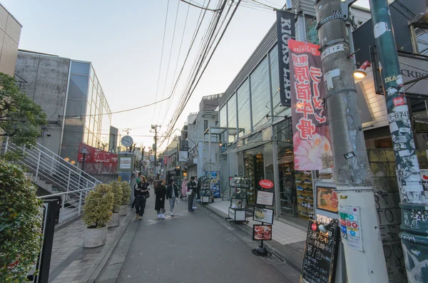 Tokio, Japonia - 28 stycznia 2016: Ura-Harajuku street w evening.the Harajuku back street, która jest przy głównej ulicy handlowej dla młodych ludzi — Zdjęcie stockowe