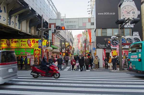 Tokyo, Giappone - 7 febbraio 2014: Ameyoko (Ameya Yokocho) market.one del mercato più popolare di Tokyo . — Foto Stock