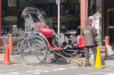 Tokyo, Japonya - 7 Şubat 2014: çekçek Sensoji Asakusa.he Rickshaws, tokyo şehir turu için popüler bir yol vardır. 