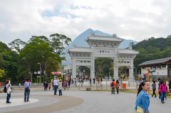 香港、香港 - 12 月 8 日 2013:Entrance ランタオ島で Po 林 Monastery.The Po 林修道院の門は仏教寺院と複雑なにもかかわらず、観光客に人気のあるアトラクション — ストック写真