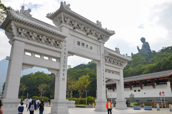 Hong Kong, Hongkong - 8 prosince, 2013:Entrance bránu do Po Lin Monastery.The Po Lin klášter v regionu Lantau Island je buddhistický chrám a komplex který přesto, že je populární atrakce pro turisty — Stock fotografie