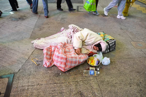 Hong Kong, Hong Kong - 8 December 2013: een onbekende vrouw slaper op straat — Stockfoto