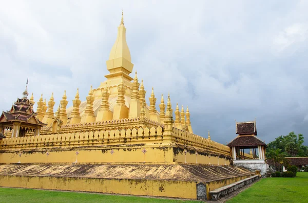 Wat Phra That Luang em Vientiane. Templo budista. Destino turístico famoso na Ásia . — Fotografia de Stock