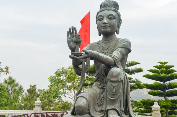 Een van de zes Devas prees en het aanbod aan de Tian Tan Buddha. — Stockfoto