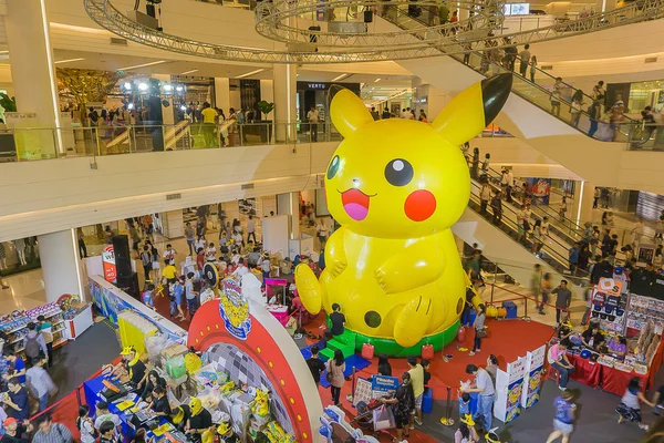 Bangkok, Thailand-10, januari 2016:Pikachu ballong i Pokemon Festival på Siam Paragon — Stockfoto