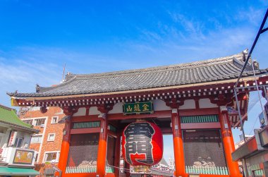 Tokyo, Japonya - 7 Şubat 2014: Açık alanda Asakusa Sensoji Tapınağı/tapınak kapısı