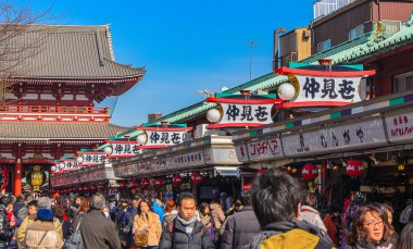 Tokyo, Japonya - 7 Şubat 2014:Nakamise sokak Asakusa bölgesinde ünlü sokak pazarı olduğunu
