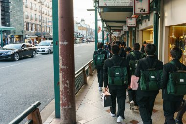 Kyoto, Japonya - 2 Aralık, 2015:Schoolboys Kyoto sokakta yürüme.