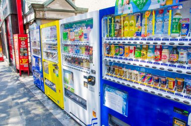 Fukuoka, Japonya - 29 Haziran 2014: Fukuoka.apan makinelerde Vending vardır otomat en fazla sayıda kişi başına World at hakkında bir ila yirmi üç kişi.