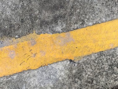 Sarı çizgili beton yol