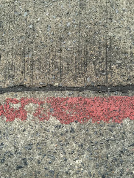 Betonstraße mit rotem Streifen — Stockfoto