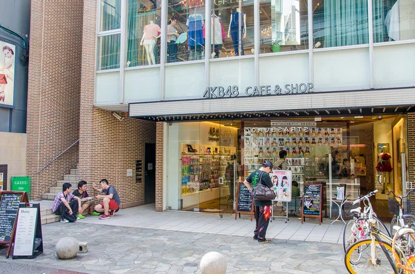 Fukuoka, Japan - 29 juni, 2014: The Akb48 officiella Cafe & Shop.features en mängd objekt från Akb48-Japans mest populära all-girl grupp-samt speciella menyalternativ. — Stockfoto