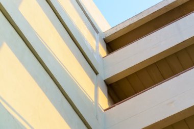 Dış cephe, eski bina güneş ışık gölge ile 