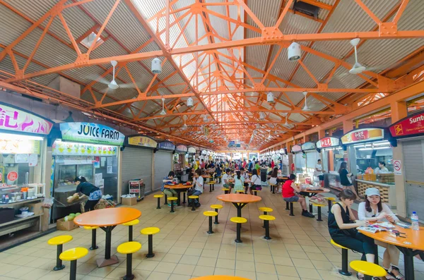 Singapur, Singapur-20 września, 2014: centrum żywności Maxwell jest Maxwell Road Hawker Food Centre jest dobrze znana z przystępnej, smaczne i ogromny wybór lokalnych żywności Hawker. — Zdjęcie stockowe