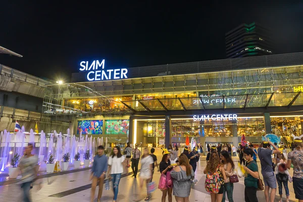 Bangkok, Thailand-10 januari 2016: oidentifierade personer gå på Siam Center Shopping Mall — Stockfoto