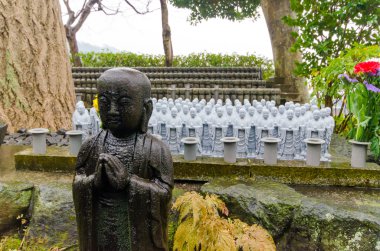 Jizo Bodhisattva heykeller Japonya'da Kamakura, Hase-dera Tapınağı'nda rulo