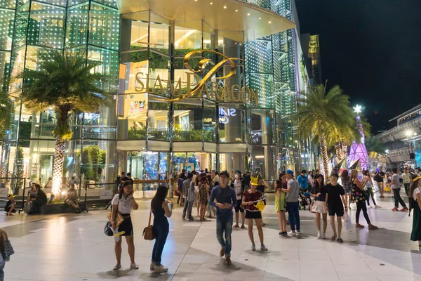 Bangkok, Thailand-10 januari 2016: oidentifierade människor gå på Siam Paragon Shopping Mall — Stockfoto