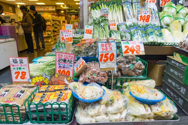 Tokyo, Giappone - 26 gennaio 2016: Negozio di frutta e verdura sul mercato giapponese — Foto Stock