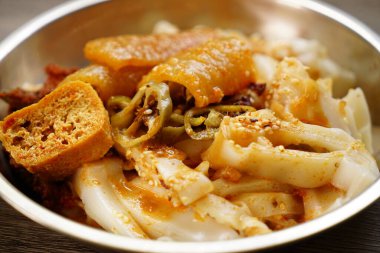 Ipoh stili G-cheong-fun, pirinç rulosu pilav ve muhallebi unundan yapılan ince pirinç yaprağından yapılmış.. 