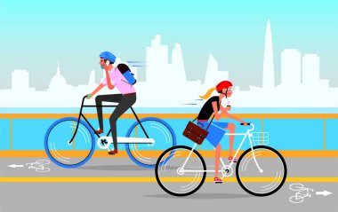 Genç adam ve kadın kask takıyor ve bisiklete biniyorlar. Arka planda büyük şehir binaları. 