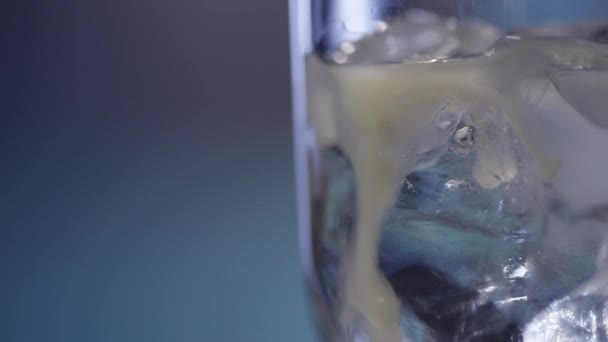 Випити коктейль лід — стокове відео