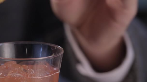 Cocktail al whisky acido — Video Stock