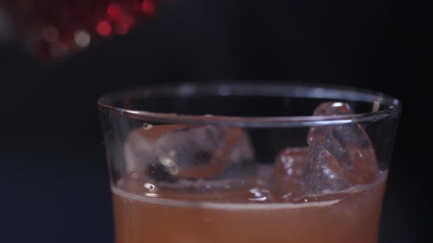 Cocktail de uísque azedo — Vídeo de Stock